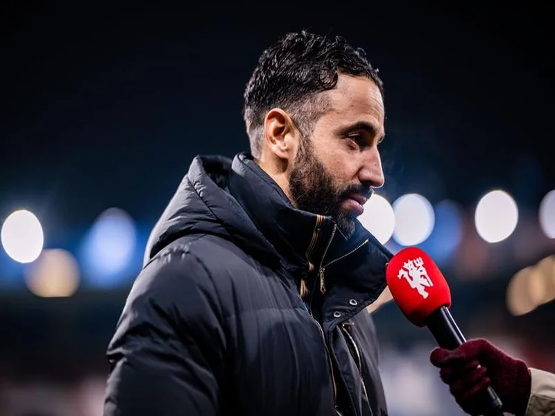 记者:18岁前锋莱西未入选曼联本场名单,阿莫林决定征召舍什科